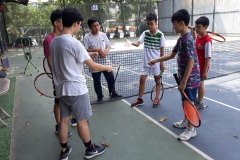 Lop tennis thieu niensinh hoat cuoi tuan .