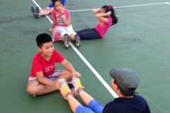 Các bạn nhỏ lớp mini tennis tập thể lực.