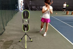Học viên tập với dụng cụ bổ trợ topspin pro.