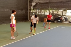 Lớp tennis nữ quận Thanh xuân tập giao bóng.