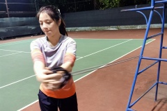 Học viên nữ tập luyện cơ tay với dụng cụ bổ trợ .